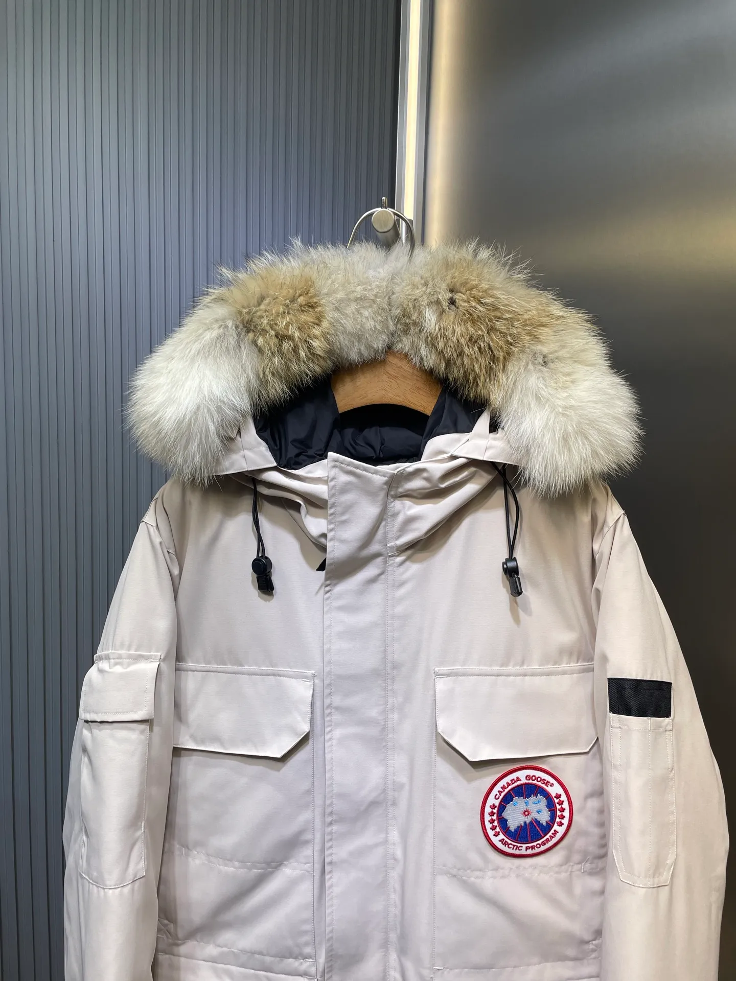 P910 special version 🌟 🇨🇦CANADA GOOES 24 new models 08 models/couple models Factory direct supply: supplying global purchasing agents, micro-business, entities, Tmall, high-end stalls and studio cooperation, free shipping! Canada Goose Expedition Parka 2008 is the same style for men and women. It is mid-length and the most timeless classic. All Arctic and Antarctic scientific expedition teams choose Canada Goose as their cold-proof equipment. It is the Rolls-Royce of down jackets. ➖ Industry-leading anti-counterfeiting chip sensing. ➖ Imported Behringer embroidery machines and customized embroidery labels, the highest level and industry leading. ➖ Imported Korean 21-count polyester-cotton blended original fabric, TC85 waterproof coated fabric, water-repellent, windproof and wear-resistant. ➖ The new national standard 80 white duck down is filled with an average of 520 grams of down. The amount of down filled is industry-leading. ➖ 100% nylon lining with double double-layer sealing design to prevent velvet running, and seamless thread design on the cuffs! ➖ Western Canadian Green Wolf Collar. ➖ Yoshida YKK provides original factory-customized electroplated sliders. YKK two-way lockable zippers are tight and smooth and do not peel off paint. ➖ 3M composite Velcro is durable and the accessories and hardware are all custom-made. Note: Our copywriting is only simple and clear. Instead of bragging about the copywriting, it is better to compare and understand with samples. Only for the purest goose, the most dedicated, the most professional, the highest quality, the highest cost performance!  Size:XS-XXL